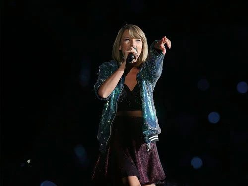 Những tour diễn của nữ ca sĩ xinh đẹp không chỉ mang lại doanh số bán vé. Billboard ước tính, trung bình mỗi vé bán ra, Taylor thu về thêm khoảng 17 USD cho việc bán đồ lưu niệm. Ảnh: Shutterstock.