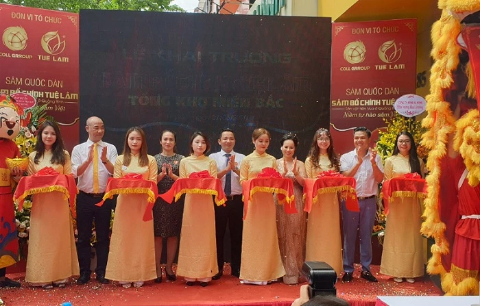 Đại diện các đơn vị lên cắt băng khánh thành khai trương Showroom sâm Bố Chính Tuệ Lâm tại Hà Nội