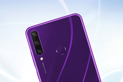 Trên tay smartphone 3 camera sau, RAM 4 GB, pin 5.000 mAh, giá 3,49 triệu tại Việt Nam