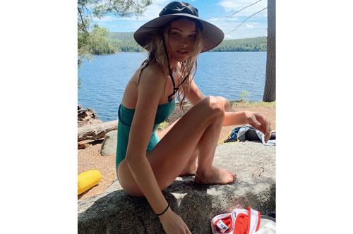 Elsa Hosk tung series ảnh bikini 'đốt cháy' nắng hè