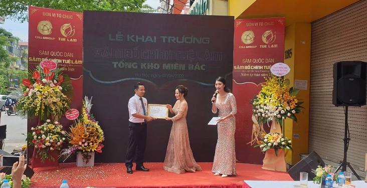Phó tổng giám đốc COLL GROUP Nguyễn Tố Uyên lên nhận bằng chứng nhận từ phía Công ty TNHH Nông nghiệp Công Nghệ Cao Tuệ Lâm