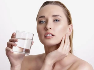 Chỉ cần uống nước vào đúng 4 giờ này, bạn sẽ lên đời nhan sắc mà không cần đi thẩm mỹ viện