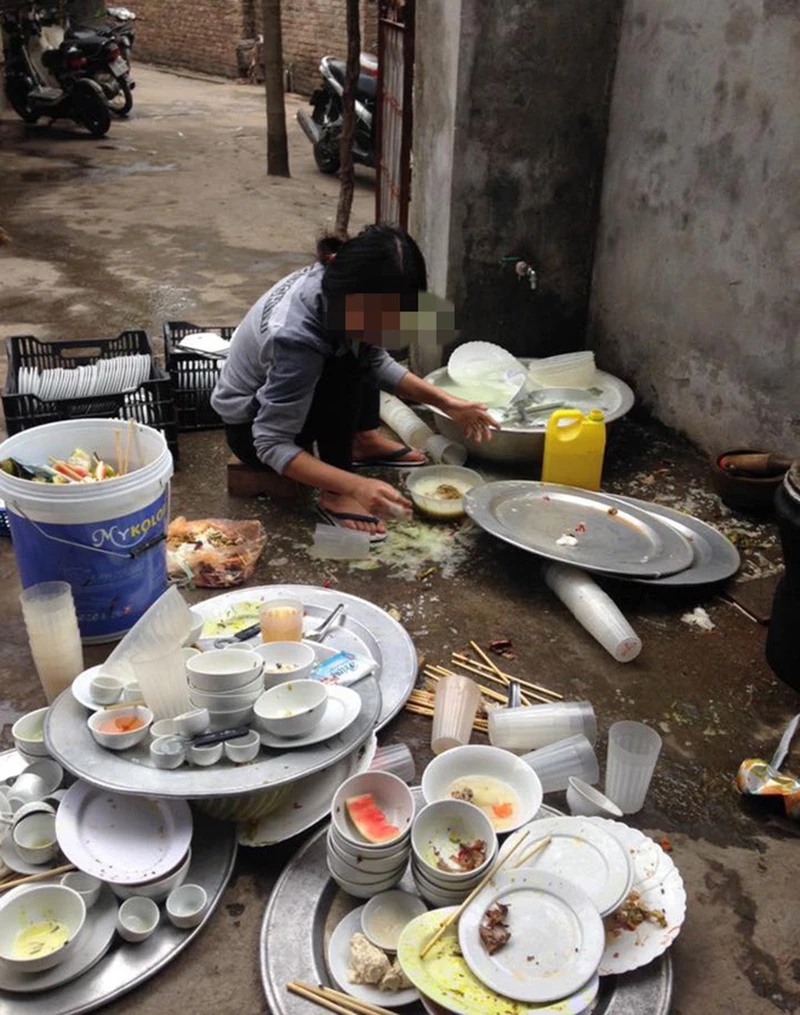 Chỉ rửa bát thôi cũng gây ra nhiều tình huống éo le cho các cô gái trong ngày đầu ra mắt nhà người yêu. (Ảnh minh họa)