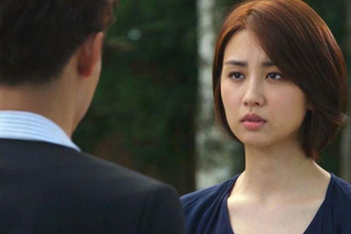 Nghe lén cú điện thoại, tôi phát hiện lí do chồng đẹp trai chịu lấy người xấu như tôi