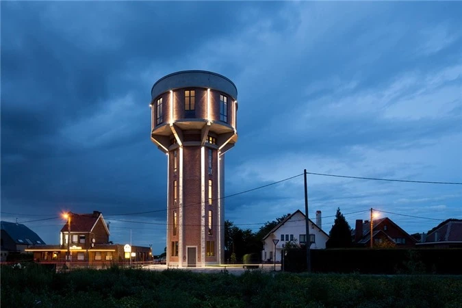 5. Old Water Town, Bỉ: Tháp nước này được xây dựng từ năm 1941 và đã hoạt động cho đến những năm 1990. Một thời gian sau đó, nơi đây phục vụ như một tháp ngắm cảnh thành phố. Tuy nhiên, vào năm 2007, tháp nước cũ này đã được Bham Design Studio cải tạo hoàn toàn thành nhà ở cho gia đình. Ảnh: Orangesmile.