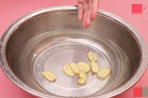 Để 1 chậu nước gừng vào phòng điều hòa, vừa hết khô ngứa họng lại lọc sạch không khí