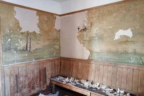 Bức tranh cổ gần 70 năm lộ diện sau lớp sơn tường trắng xóa.