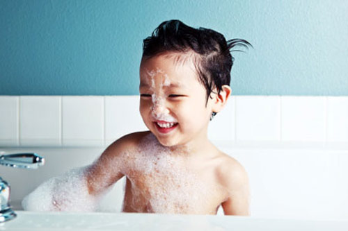 Thấy cháu trong nhà vệ sinh lâu, ông bà vội tìm cháu và phát hiện sự thật đau lòng