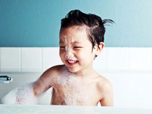 Thấy cháu trong nhà vệ sinh lâu, ông bà vội tìm cháu và phát hiện sự thật đau lòng