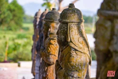 Theo nhân dân địa phương, các tượng đá này nằm trong quần thể tượng đá có ý nghĩa bảo vệ lăng mộ nhà Trịnh. Hình tượng đá có nét điêu khắc, chạm trổ hoa văn rất độc đáo, tinh xảo và là những tượng đá cổ có một không hai ở Thanh Hóa còn tương đối nguyên vẹn, bề thế.