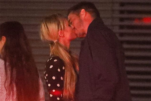 Paris Hilton hẹn hò đêm với bạn trai