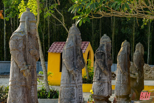 Khám phá về 12 pho tượng đá và cây hoa đại hàng trăm năm tuổi ở khu di tích Đa Bút xứ Thanh