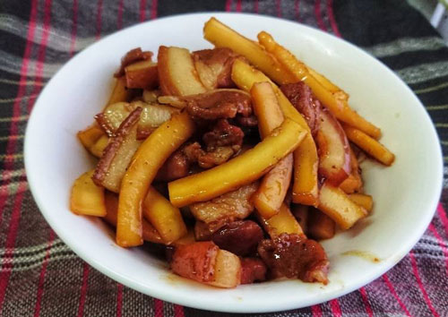 Cách kho thịt lợn với dừa thơm ngậy, đưa cơm