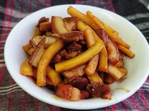 Cách kho thịt lợn với dừa thơm ngậy, đưa cơm