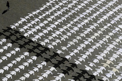 Những kiểu biểu tình 'độc, lạ' để phản đối việc bị phong tỏa kéo dài