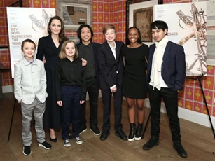 Angelina Jolie đón tuổi 45 bên sáu con