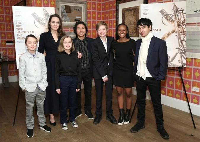Angelina Jolie và 6 người con trong sự kiện đầu năm 2019.