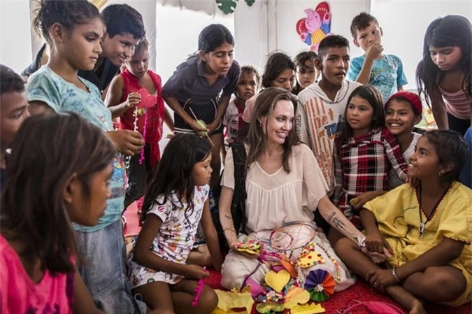 Angelina Jolie luôn nỗ lực đấu tranh chống nạn bất bình đẳng và những vấn đề xung đột sắc tộc trên khắp thế giới.