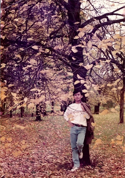 [Caption] Anh tranh thủ đi hái táo và dạo chơi trong các khu rừng để tận hưởng mùa thu vàng đầu tiên tại đây. (Hình 4)