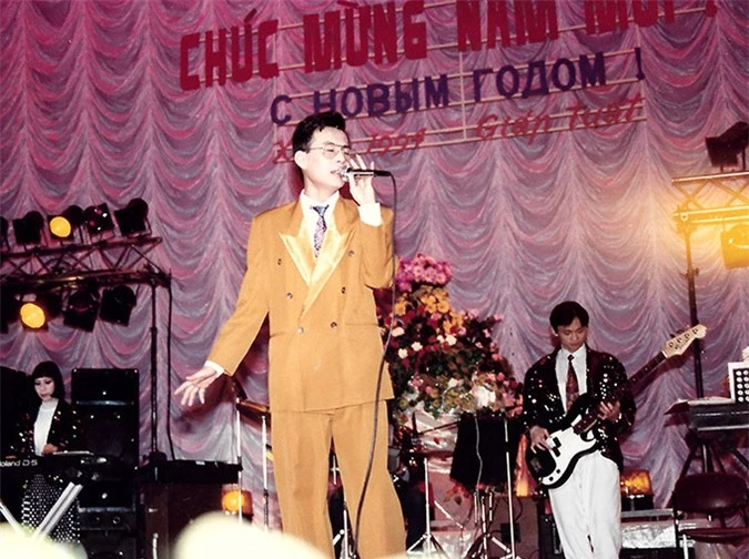 [Caption]Anh lập kỷ lục 3 năm liên tiếp (1989, 1990, 1991) đoạt giải nhất Tiếng hát sinh viên Việt Nam tại Nga. Trong suốt thời gian ở đây, anh luôn được vinh dự xuất hiện trong các chương trình kỷ niệm các ngày lễ Quốc Khánh, tổng kết năm học,Tết... do Đại sứ quán Việt Nam tổ chức. (Hình 7, 8, 9).