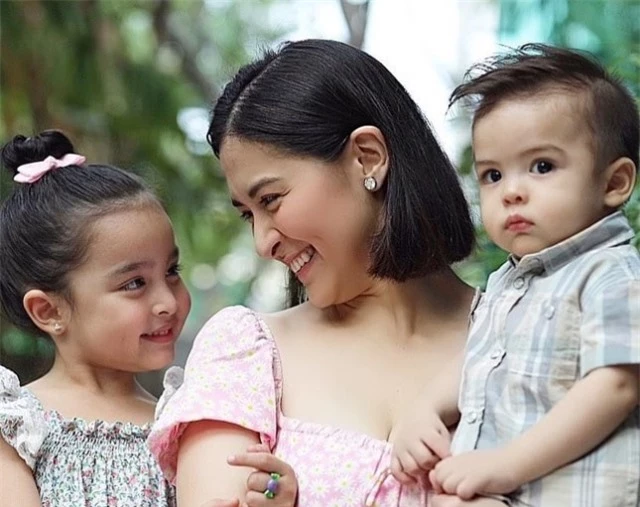 Ba mẹ con bên nhau.Marian Rivera được mệnh danh là người đẹp nhất Philippines, đóng nhiều phim nổi tiếng như Nàng tiên cá, MariMar, Dyesebel, Darna,Amaya... Cô kết hôn với tài tử Dingdong Dantes và có hai con một trai, một gái.