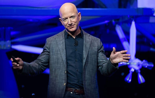 Là người giàu nhất hành tinh hiện tại, Jeff Bezos được dự đoán sẽ là người đầu tiên trên thế giới đạt cột mốc nghìn tỷ USD tài sản. Ảnh: AFP.
