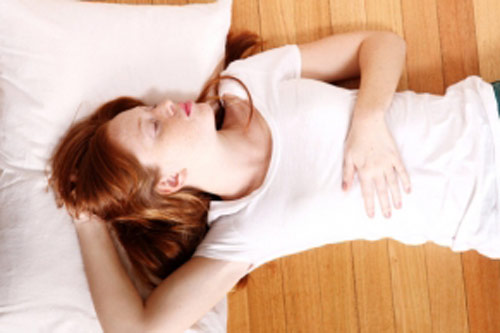 Mùa hè ngủ trên nền nhà tưởng mát hóa ra rước bệnh vào người