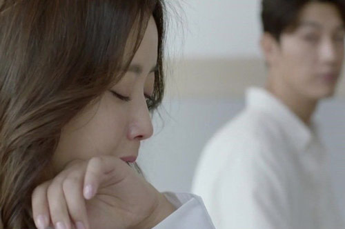 Đúng ngày đầy tháng con trai, chồng đưa đơn ly hôn cho tôi với lí do không thể nào ngờ…