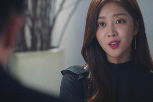 Năm nào kỉ niệm ngày cưới, tình cũ của chồng cũng nhắn tin: “Anh ấy không yêu chị”