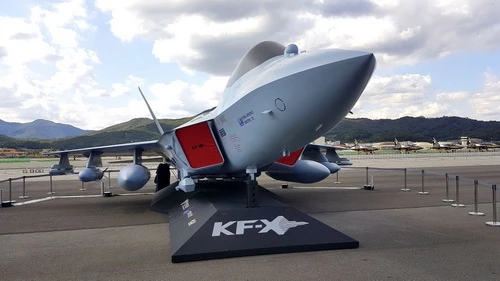 Mô hình tiêm kích tàng hình nội địa KF-X của Không quân Hàn Quốc. Ảnh: Jane's 360.