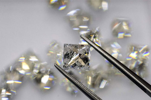 Phát hiện ra một thứ băng chưa từng tồn tại trong tự nhiên nằm giữa một viên kim cương