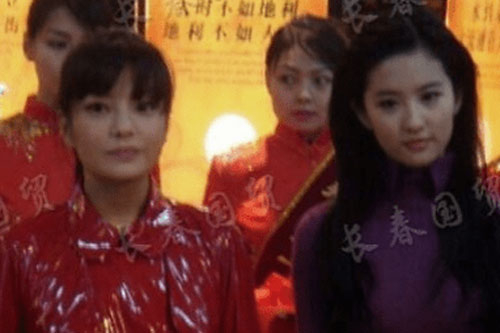 Cùng chung khung hình 12 năm trước: Lưu Diệc Phi trẻ đẹp nhưng Triệu Vy chẳng ngán, thậm chí còn chơi trội hơn cả đàn em