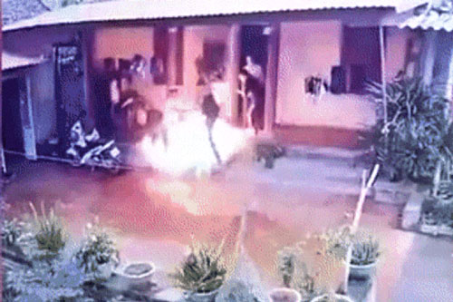 Bình Định: Mâu thuẫn, con trai tưới xăng đốt cha ruột