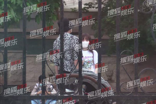 Lần đầu bắt gặp Giả Nãi Lượng và Lý Tiểu Lộ bên nhau sau vụ ly hôn đình đám, chuyện gì đang xảy ra?