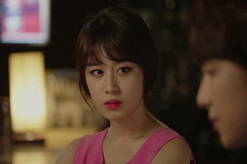 Thấy chồng vui vẻ với thư kí trên xe hơi, vợ đã làm điều này khiến chồng "chết sững"