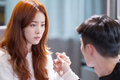 Vác vali qua nhà bạn ngủ nhờ, tôi ngất lịm khi nửa đêm nghe tiếng rên dưới giường