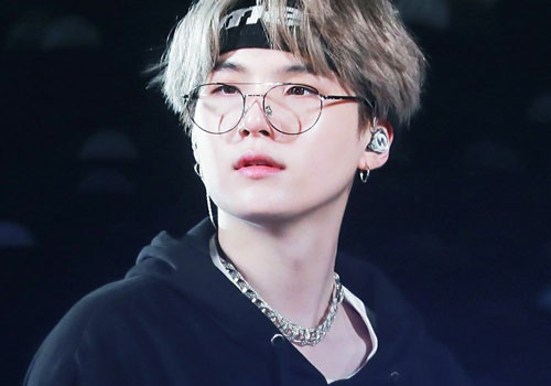 Suga gây tranh cãi vì phát ngôn 'corona mang đến may mắn'