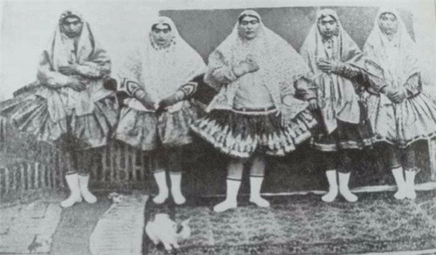 Đội hậu cung luôn mặc một chiếc váy có mẫu khá kỳ lạ, được gọi là "shaliteh".
