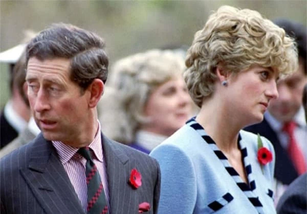 Trong ngày hoàn tất ly hôn, Thái tử Charles và Công nương Diana đều rơi nước mắt 0
