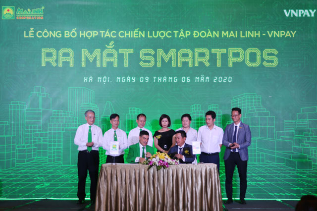 Tập đoàn Mai Linh hợp tác với VNPAY triển khai thiết bị thanh toán thông minh SmartPOS trên taxi