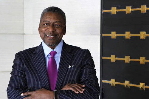 Tỉ phú da màu đầu tiên của Mỹ kiếm tiền như thế nào?