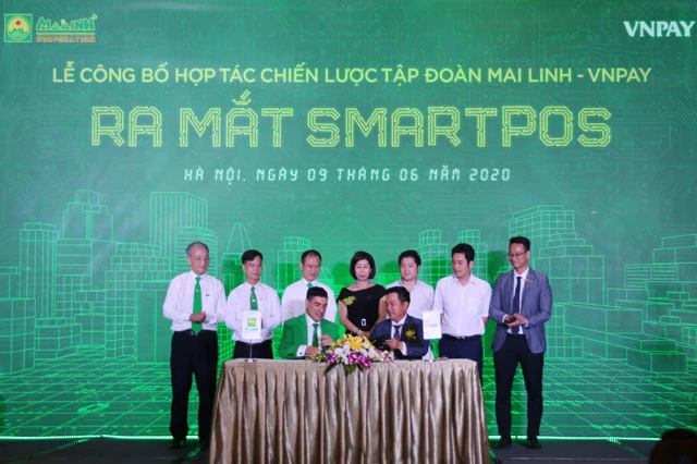 Tập đoàn Mai Linh và Công ty Cổ phần Giải pháp Thanh toán Việt Nam (VNPAY) tổ chức Lễ công bố hợp tác chiến lược, triển khai vận hành giải pháp VNPAY SmartPOS trên xe taxi.