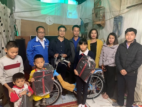 Nhi&#x1EC1;u t&#x1ED5; ch&#x1EE9;c, c&#xE1; nh&#xE2;n &#x201C;ti&#x1EBF;p s&#x1EE9;c&#x201D; cho 3 &#x111;&#x1EE9;a tr&#x1EBB; b&#xE1;n rau gi&#xFA;p m&#x1EB9; ch&#x1EEF;a b&#x1EC7;nh ung th&#x1B0; &#x1EDF; &#x110;&#xE0; L&#x1EA1;t 