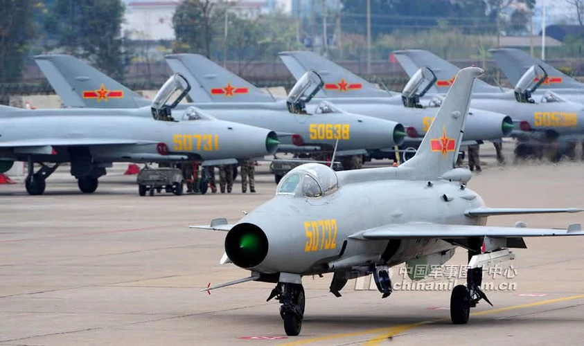 Truyền thông Trung Quốc vừa đăng tải những hình ảnh mới về quá trình bay huấn luyện của không quân Trung Quốc, trong đó họ vẫn sử dụng máy bay J-7 Chengdu vốn được cho là 