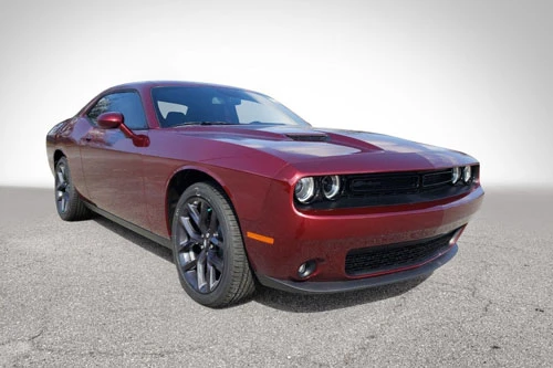 3. Dodge Challenger 2020. Mẫu xe coupe thể thao này có giá từ 27.995 USD. Sức mạnh của nó đến từ động cơ 6 xi lanh dung tích 3,6 lít cho công suất 305 mã lực và mô-men xoắn 363 Nm. Hộp số tự động 8 cấp.