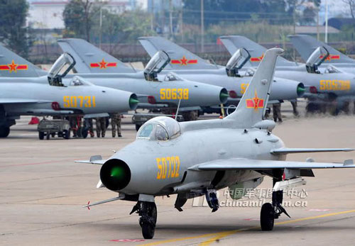 Vì sao không quân Trung Quốc vẫn phải sử dụng ''quan tày bay'' J-7?