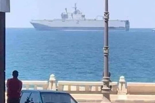 Tàu sân bay trực thăng Mistral của Ai Cập đang tiến đến bờ biển Libya. Ảnh: Avia-pro.