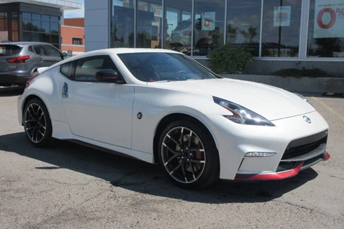 4. Nissan 370Z 2020. 370Z đời mới có giá khởi điểm 30.090 USD. “Trái tim” của xe là động cơ V6 dung tích 3,7 lít tạo ra công suất 332 mã lực và mô-men xoắn 270 366 Nm. Khách hàng có thể lựa chọn hộp số sàn 7 cấp hoặc tự động 6 cấp.