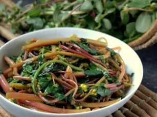 Loại rau mọc dại nay thành "hàng hot" vì nấu canh ăn ngon mà lại còn mát