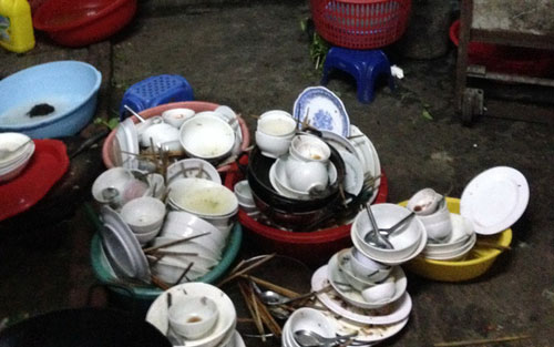 Bạn trai yêu cầu rửa 15 mâm bát còn dặn: "Đừng làm xấu mặt anh" nhưng cô gái phản ứng "cứng"